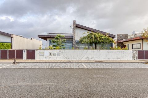 3 BEDROOM SINGLE STOREY HOUSE NEAR THE CENTER OF LOUSADA   DESCRIPTION: Entrance hall; Kitchen furnished and equipped with fridge, oven, hob, fan and dishwasher. It has plenty of storage space and a dining area; Dining and Living Room with Wood Burni...