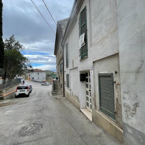 Till salu fastighet på 118 kvadratmeter i hjärtat av Picciano (PE) - som ska restaureras - bland de gröna kullarna i den gamla Abruzzo-byn 1049! Lägenheten, med egen ingång, utvecklas harmoniskt med ett stort vardagsrum och separat kök; Sovrummet har...