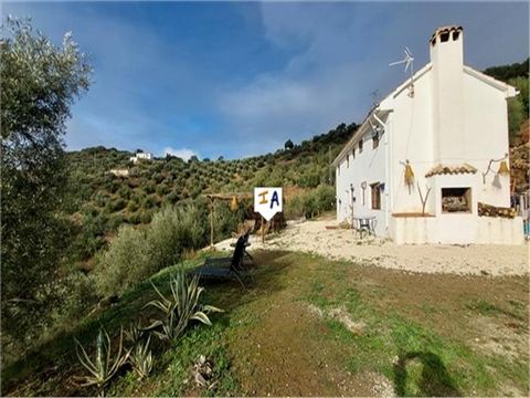 Ce Cortijo rénové et indépendant de 4 chambres et 3 salles de bains sur un généreux terrain de 3 763 m2, est situé dans une position surélevée avec une vue magnifique sur la campagne et la vallée de montagne jusqu'au lac d'Iznajar, dans la province d...