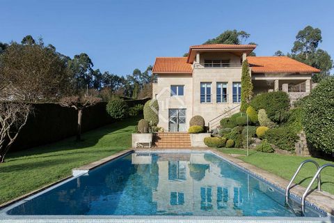 This property is located in El Viso, to the North East of the city of Vigo and just a few minutes from the town of Redondela. It is a house with a unique design, built with the best materials and finishes available and surrounded by nature. The prope...