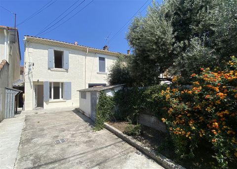 Avignon - In a sought-after area, near the ramparts, quiet in a pretty historic residential area. This house with its historic charm is composed on the ground floor of a double living room, a bright independent kitchen (insulated roof glass, equipped...