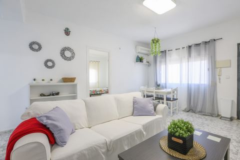 Enjoy the city of Seville in this spacious apartment for 6 people. On the outskirts of Seville, this charming apartment offers you the opportunity to explore this delightful city. The charming private balcony invites our guests to enjoy moments of re...