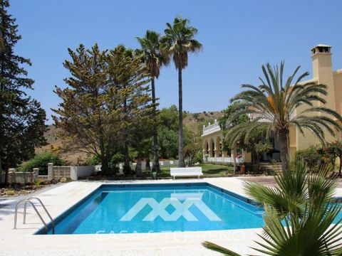 Magnificent villa in Benajarafe alto, facing the Mediterranean Sea, on the Costa del Sol. Consists of seven rooms and four bathrooms and also an entire apartment for guests. All rooms with fitted wardrobes and the master bedroom with a nice walk-in c...