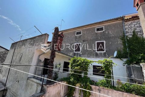 In the very center of the old town of Vrsar, there is a beautiful stone house for renovation. The house consists of a ground floor of 75m2, a first floor of 45m2, a second floor of 45m2, a terrace of 30m2 and a small yard of 25m2. Vrsar is a fishing ...