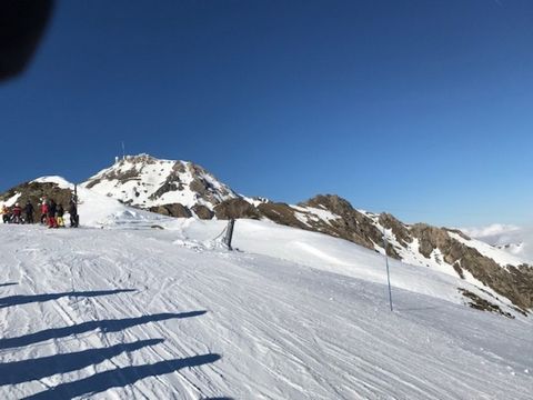 Dans les Hautes Pyrénées studio au pied des pistes de ski sur 23 m² avec balcon, cellier, et casier à ski