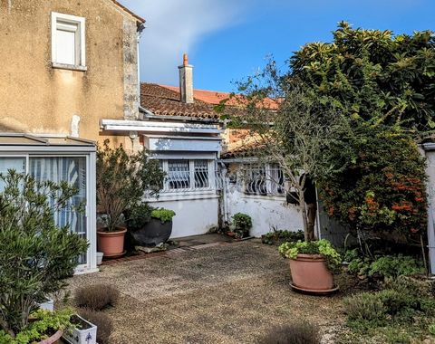 Dpt Charente (16), à vendre SEGONZAC maison 130 m² avec dépendance
