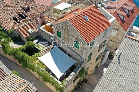 Vis, district Kut, beautiful Dalmatian house with an open yard of 30 m2, located in the old town, just a few steps from the sea. The house spreads over four floors, basement, ground floor, 1st floor and 2nd floor, total gross usefull area of 249,28 m...