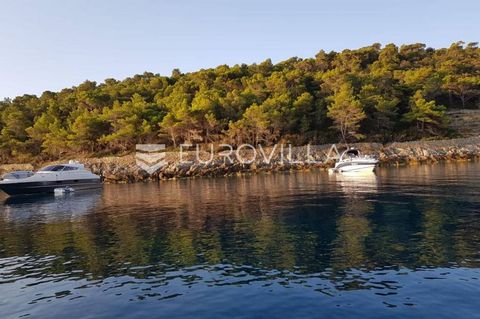 Vis, attractive agricultural land, first row by the sea. It is located in an excellent location in a beautiful bay. Given the secluded and private position, the infrastructure requires alternative sources, and access is possible from the coastal side...