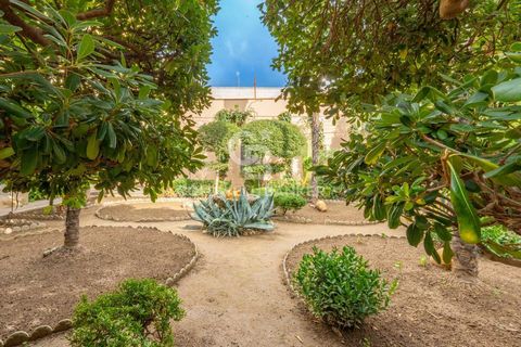 PUGLIA - BRINDISI INDEPENDENT WITH GARDEN Coldwell Banker offers for sale, exclusively, a beautiful independent property from the early 1950s on one of the main streets of the city of Brindisi. The peculiarity of this manor house is certainly the bri...