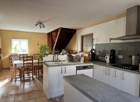 EXCLUSIVITY - 21410 Agey - On a plot of 106 m2, in a charming village in the Ouche Valley, an old village house of 100 m2 of living space (142 m2 on the ground). On the ground floor, an equipped and fitted American kitchen open to the dining room wit...