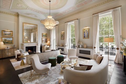 Sotheby's International Realty är stolta över att kunna presentera ett av de största och mest anmärkningsvärda husen i centrala London. Fastigheten är över 20 987 kvm stor och innehåller det bakre huset med alla våningar som betjänas av en hiss. Den ...