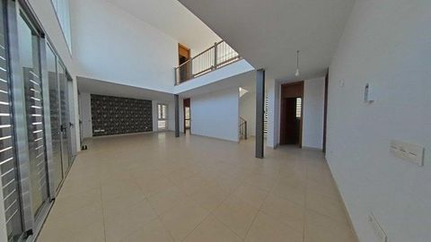 We present this spacious house located in Rosario (El), Santa Cruz de Tenerife. The property is distributed in four bedrooms, living room, kitchen, three bathrooms and a terrace. It is located in the center of Rosario (El). In its surroundings we fin...