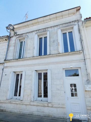 Ludovic GARÉCHÉ vous propose uniquement chez LG IMMO cette maison d’habitation dans le bourg de Mortagne-sur-Gironde, 160 m2 habitables avec au Rez-de-Chaussée : une entrée de 3 m2 donnant sur un séjour/salon de 16,20 m2 avec une cheminée, une cuisin...