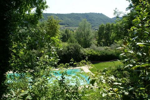 Located in the Northern Italian region of Garda, this enchanting bungalow can host up to 4 guests. Perfect for a family holiday or a group retreat, this property has 2 bedrooms, a shared swimming pool, and a fenced garden to make the most of your hol...