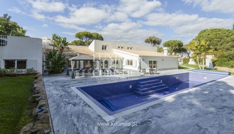 Villa individuelle située dans l'un des quartiers résidentiels les plus exclusifs et les plus luxueux de Vilamoura, au cœur et à la genèse du golf de Vilamoura, au célèbre The Old Course Golf Club. Parmi les clubs de golf de l'Algarve, le Dom Pedro O...