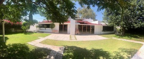 VO1496DP/RF Invest in a residence with stately spaces, a great project to modernize located on the main avenue of the subdivision. Pay affordable electricity and water bills for your solar panels and solar water heater. Land 1,350 mts.2 construction ...
