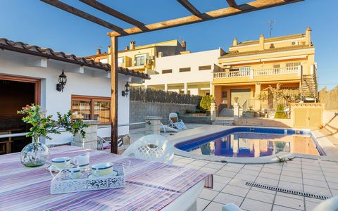 Semi-detached house of 440 m2 built with garden and private pool in Sant Pere Molanta, Olèrdola.   The main floor consists of an entrance hall, a fully equipped kitchen and a spacious living room, both with access to the terrace. The terrace has unob...