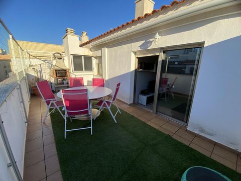 Duplex penthouse for sale in Sant Carles de la Rapita, Costa Dorada. It has an area of ??117m2 that is distributed over two floors. On the ground floor entering there is a hall with a large built-in wardrobe, 2 bedrooms that open onto a balcony and a...