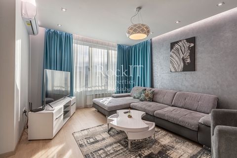 'RockIT Properties' is pleased to present to you a spacious, luxuriously furnished two-bedroom apartment in a new high-class complex. Distribution: Entrance hall, spacious living room with dining room and fully equipped kitchenette with top-of-the-li...