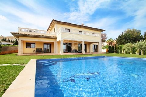 Modern luxury villa in Nova Santa Ponsa in an excelent location. The villa in Nova Santa Ponsa on a 1.270 sqm plot was built in 2011 and benefits from a large pool and summer kitchen with BBQ. The 414 sqm living area itself splits in a spacious loung...