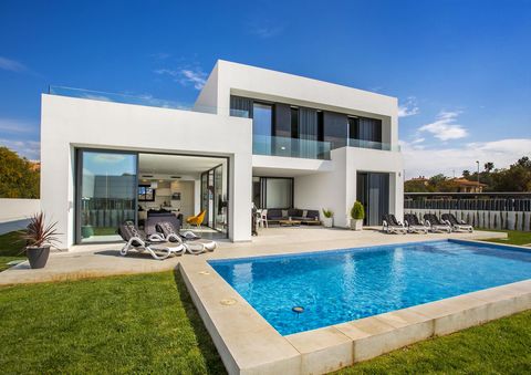 Wonderful luxury villa in Calpe, on the Costa Blanca, Spain with private pool for 8 persons. The villa is situated in a urban beach area, close to restaurants and bars and supermarkets and at 1 km from the beach. The luxury villa has 4 bedrooms, 3 ba...