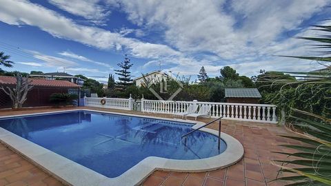 Rustic Villa with Charm in Cunit Enjoy the Costa Dorada in a dream home This rustic villa with 6 double bedrooms and 3 full bathrooms is located in a quiet residential area of Cunit. A coastal town located on the Costa Dorada in Spain. The property i...