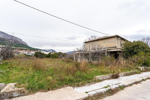 Solin, Sv.Kajo, attractive building plot, 1349m2. An asphalted road leads from the land. All infrastructure in the immediate vicinity. It is located in an undeveloped part of the construction area of the settlement, mixed use marked M2. There is a ho...