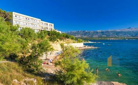 Appart-hôtel, première rangée de la mer et de la plage, dans un endroit très pittoresque et isolé près de Zadar. Infrastructure de l’hôtel : - un restaurant avec une cuisine parfaite - Salle de conférence de 60 à 70 places - Grand centre de bien-être...