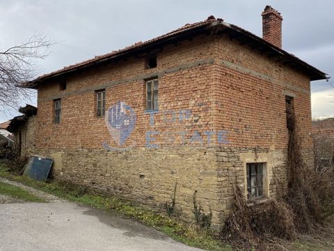 Top Estate Real Estate biedt u een bakstenen huis met twee verdiepingen en bijgebouwen in het dorp Denchevtsi, regio Gabrovo. Het dorp Denchevtsi ligt op 5 km van de stad Denchevtsi. Dryanovo, 25 km van de stad Dryanovo. Gabrovo en 27 km van Gabrovo....