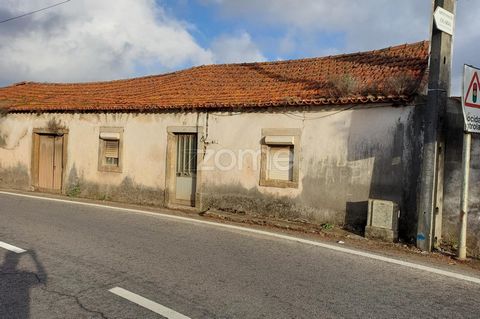 Identificação do imóvel: ZMPT563604 Located 5 minutes from Alcobaça, in the Parish of Évora de Alcobaça, this house in ruins has 80 m2 on an urban plot of 748 m2 with 280 m2 of construction. It offers a panoramic view of Serra dos Candeeiros to the e...