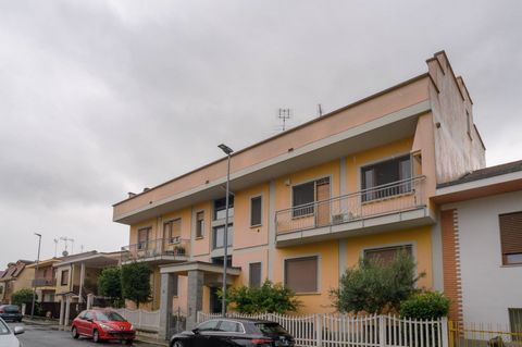 We offer for sale in a small building of only four apartments, a large four-room apartment on the ground floor with terrace. On the large terrace there is a veranda. Composed of entrance to living room with fireplace, kitchen overlooking the terrace,...