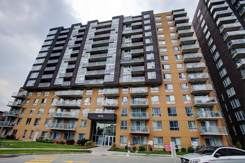 Discover the perfect blend of convenience and comfort in this inviting 3 1/2 condo on the ground floor. This charming unit boasts its own private balcony, a garage for convenient parking, and extra storage space for your ease. Situated in a highly so...