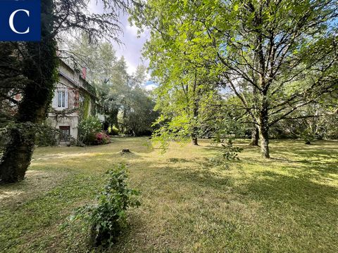RAZAC SUR L'ISLE - Pont de Gravelles: located 20 minutes from Périgueux, 10 minutes from motorway access, 9 minutes from supermarkets and 5 minutes from local shops, beautiful charming house from the 40's by the river.... The house: Composed on the g...