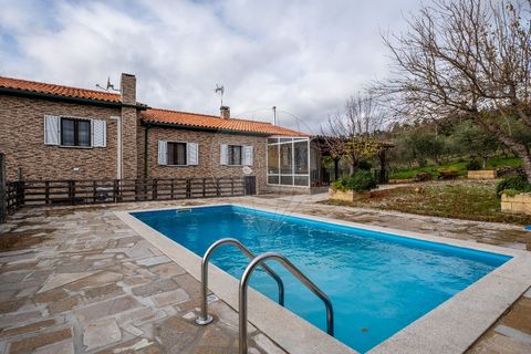 Located in POIARES - FREIXO DE ESPADA À CINTA a few kilometers from Spain, this charming farmhouse has in the house: 5 airy bedrooms 3 bathrooms, two of them with direct light and all with electric towel rails Large living room with fireplace (45m2) ...