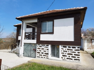 Price: €26.000,00 District: Yambol Category: House Area: 120 sq.m. Plot Size: 1635 sq.m. Bedrooms: 2 Bathrooms: 1 Location: Countryside Two-storey renovated house for sale in the village of Razdel Living area: 120 sq.m. Plot: 1635 sq.m. Price: 26 000...