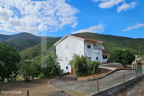 Welcome to your perfect mountain getaway! We present a charming villa, where the splendor of nature joins the comfort of a well-designed home. Situated in a privileged location, this house offers fabulous panoramic views of the majestic Serra da Estr...