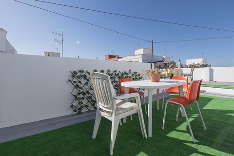 Welcome to this charming apartment in the center of Chiclana de la Frontera with a spectacular terrace and capacity for 5 people. After spending a fabulous day visiting the stunning beaches of the area, the best plan is to relax with an apéritif on t...