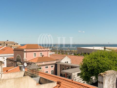 Joint sale of three vacant buildings, covering a total of 1866 sqm (gross construction area), above ground, in Alfama, Lisbon. Two of the buildings have a residential project approved by Lisbon City Council, comprising 13 partially renovated apartmen...
