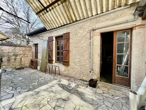 Ref. 4024 Castelmoron sur Lot sector, village house of approximately 165.27m2. Vast stone house on three levels, composed of a large living room, three shower rooms with wc, a kitchen and its back kitchen, 7 bright bedrooms. The little extra of this ...