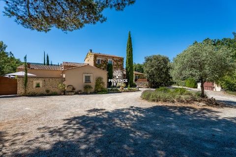 Provence Home, l’agence immobilière du Luberon, vous propose à la vente, une vaste et lumineuse propriété, nichée sur un terrain clos et boisé de 3 887 m², à proximité du village de Lacoste. Construite en 2003, elle se divise en deux parties attenant...