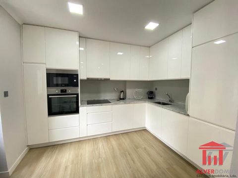 We present this incredible 1 bedroom apartment, completely refurbished, located on the 2nd floor with two elevators. It is a cozy building in Moscavide, just a few steps from the train station and minutes from the stunning Parque das Nações. The loca...