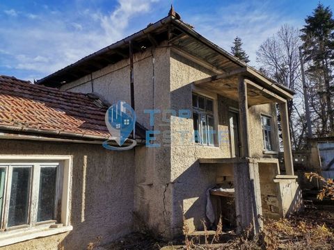 Top Estate Real Estate offers you a house with a large yard in the village of Kavlak, Strazhitsa municipality, Veliko Tarnovo region. The village of Kavlak is located 21 km from the town of Strazhitsa and 43 km from the town of Veliko Tarnovo. The ho...