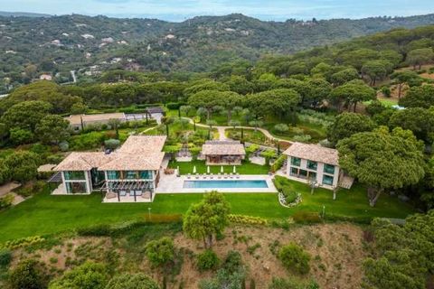 Land of 3.1 hectares - Villas with a total area of 802 m2 - 11 bedrooms - 10 bathrooms Exceptional compound with panoramic Mediterranean sea views, Property located in a haven of peace, unique in the Golf of Saint-Tropez. Main villa composed of an en...