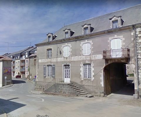 Vihiers (49310). IDEAL for an investment and tax exemption project. Located in the heart of the city, this real estate complex steeped in history, offers you a living potential of 350 m² to renovate and a convertible attic of about 120 m² as well as ...
