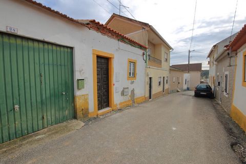 Located in Costa de Prata. House with four rooms, on the ground floor, kitchen equipped with hob, oven and extractor fan; Open Spece living room, bedroom, bathroom, garage; Attic with two bedrooms and a bathroom; House it will have velux windows in t...