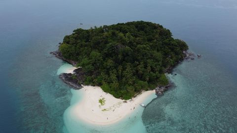 Welcome to Mentalis, a prime private island offering exquisite opportunities for resort development sites in the Palmatak district. This 3-hectare gem is tailor-made for over water development, boasting a tranquil beach facing Southwest—ideal for bou...