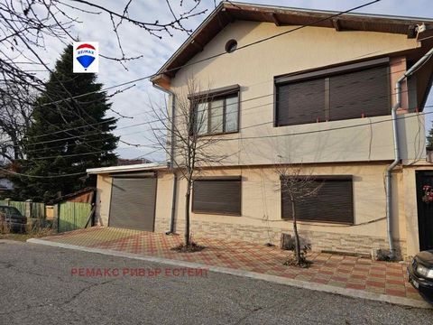 RE/MAX River Estate offers you an EXCLUSIVE extremely attractive house in the town of Smolyan. Martin. The property has a total area of 755 sq.m. And it's on two floors. Distribution: First floor entrance hall, bedroom, spacious living room with Fren...