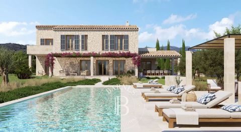 Barnes Mallorca presenta Villa S'Horta. Enclavada suavemente entre el campo de golf Vall d'Or y el bonito puerto de Portocolom, la villa ofrece hermosas vistas al mar y a las colinas de Felanitx. Situada en una gran parcela de 15.300 m2, ofrece un en...