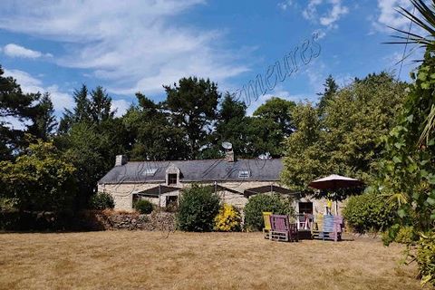 2 km from the shops, this superb farmhouse, located in the heart of its 6600 m² park bordered by a stream, offers a restaurant and a potential of nearly 350 m² of living space which allows all uses: gîtes or bed and breakfast, shop, residence particu...
