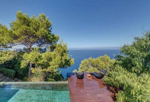 Welkom in deze exquise villa gelegen op een serene, vlakke plot van 871 m2, omgeven door natuur en met een adembenemend uitzicht op de glinsterende Middellandse Zee en het platteland. Ontworpen met eigentijdse architectuur, integreert dit prachtige h...